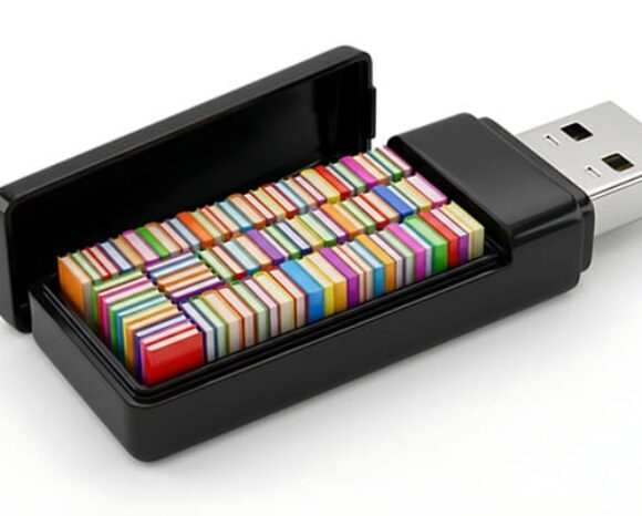 Digitale Personalakten in einem übergroßen geöffneten USB-Stick