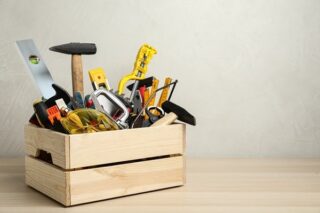 Holzbox mit vielen Werkzeugen, sie symbolisieren HR-Tools