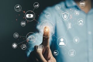 Mann klickt mit Finger auf digitales Symbol, Symbole stehen für HR- und Payroll-Themen