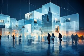 Menschen stehen vor gläsernen Würfeln, die futuristisch aussehen