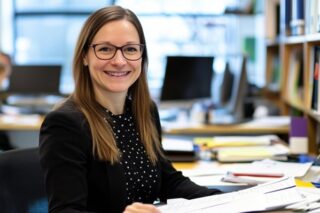 Frau arbeitet im öffentlichen Dienst im Büro am Schreibtisch