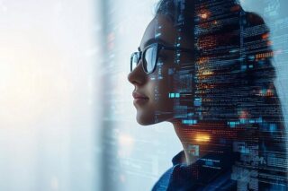 Frau schaut in die Ferne, ein IT-Code spiegelt sich auf ihrem Gesicht