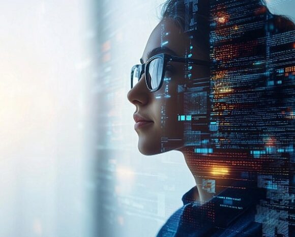 Frau schaut in die Ferne, ein IT-Code spiegelt sich auf ihrem Gesicht