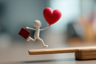 Männchen läuft mit Aktentasche und Herz in der Hand, steht für gutes BGM