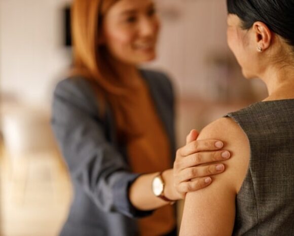 Chefin drückt ihrer Mitarbeiterin Empathie aus