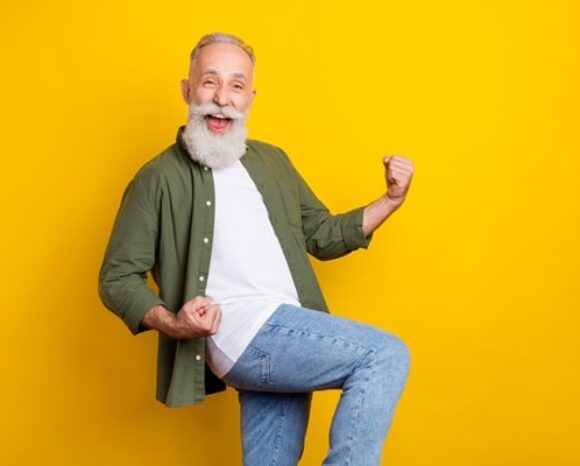 Mann mit Bart freut sich und ist glücklich