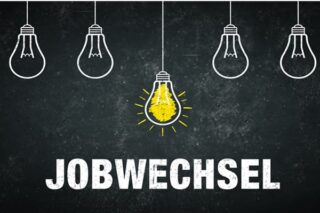 Leuchtende Glühbirne hängt nach unten, "Jobwechsel" steht darunter geschrieben