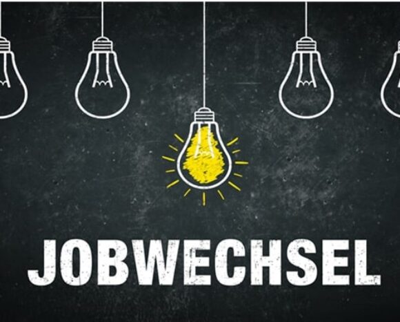 Leuchtende Glühbirne hängt nach unten, "Jobwechsel" steht darunter geschrieben