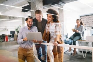 Interne und externe Fachkräfte arbeiten zusammen an einem Projekt