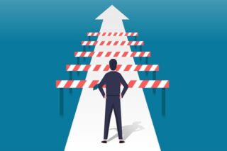 Mann steht vor Hürden