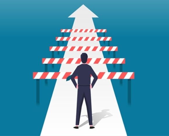 Mann steht vor Hürden