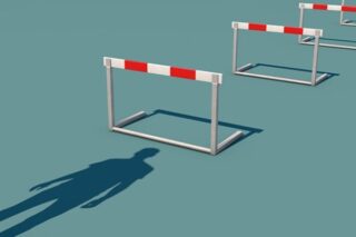 Schatten steht vor Hürden