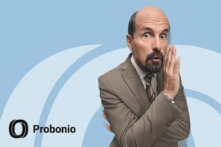 Stromberg flüstert etwas hinter vorgehaltener Hand