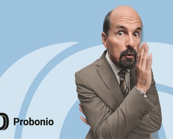 Stromberg flüstert etwas hinter vorgehaltener Hand