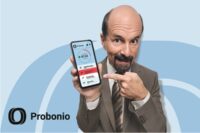 Bernd Stromberg zeigt auf ein Handy, auf dem App von Probonio zu sehen ist