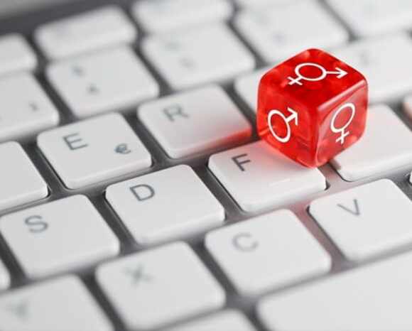 Gender-Würfel liegt auf Tastatur