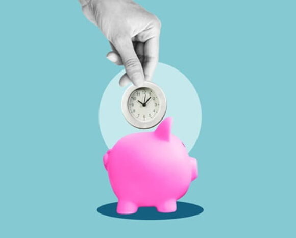 Eine Hand schmeißt eine Uhr in ein pinkes Sparschwein