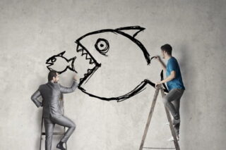 Abhängigkeiten, zwei Männer stehen auf Leitern und malen einen Fisch