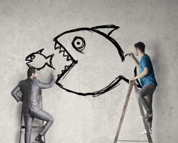 Abhängigkeiten, zwei Männer stehen auf Leitern und malen einen Fisch