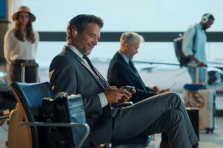 Menschen auf Geschäftsreise sitzen am Flughafen und warten auf ihren Flieger