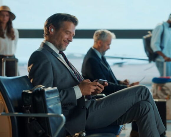 Menschen auf Geschäftsreise sitzen am Flughafen und warten auf ihren Flieger