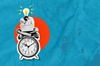 Mann mit Laptop und einer Glühbirne als Kopf sitzt auf einem Wecker, der Zeitarbeit symbolisiert