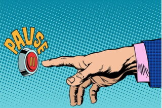 Hand drückt auf Knopf mit Pause