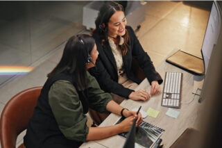 Frauen in Co-Leadership bearbeiten Aufgabe gemeinsam