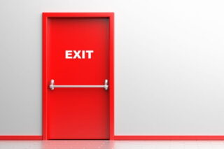 rote Tür, auf der in weißen Buchstaben EXIT steht