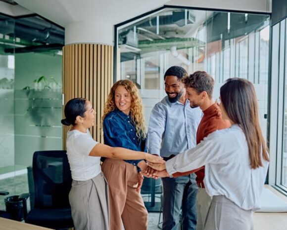 Führungskraft motiviert ihr Team