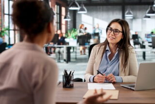Zwei Frauen im Büro im Einstellungsgespräch
