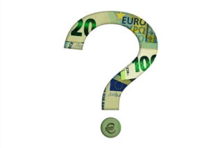 Fragezeichen aus Euroscheinen vor weißem Hintergrund