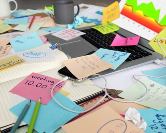 Laptop vollgeklebt mit Post-its