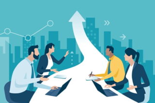 Kollegen im Gespräch auf dem Weg zur Unternehmens-Transformation