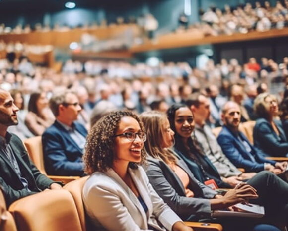 Zuschauer in einem großen Saal
