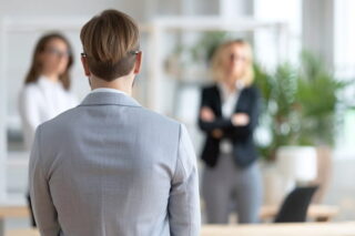 Chef im Offboarding-Prozess mit zwei Team-Mitgliedern