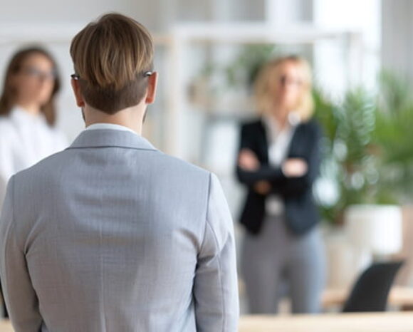 Chef im Offboarding-Prozess mit zwei Team-Mitgliedern