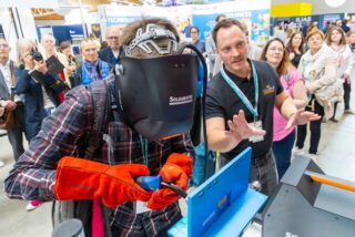 Zwei Männer an einem Stand auf der LEARNTEC 2025