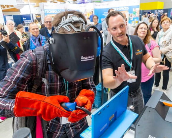 Zwei Männer an einem Stand auf der LEARNTEC 2025