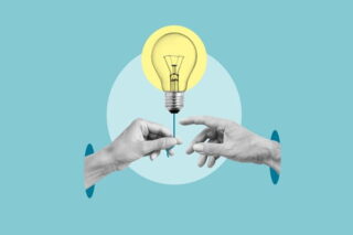 Wissenstransfer: Hände übergeben Glühbirne
