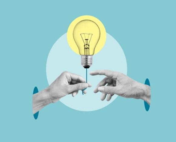 Wissenstransfer: Hände übergeben Glühbirne