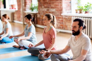 Kollegen machen zusammen Yoga