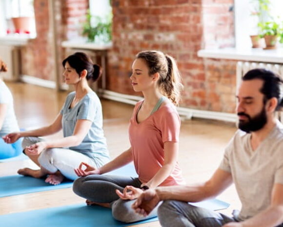 Kollegen machen zusammen Yoga
