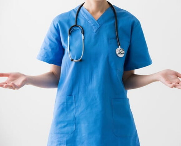 Krankenschwester hebt unwissend die Arme