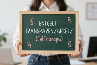 Frau mit Kreidetafel und der Aufschrift "Entgelttransparenzgesetz (EntTranspG)"
