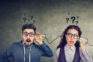 Ein Mann und eine Frau sprechen über verbundene Dosen