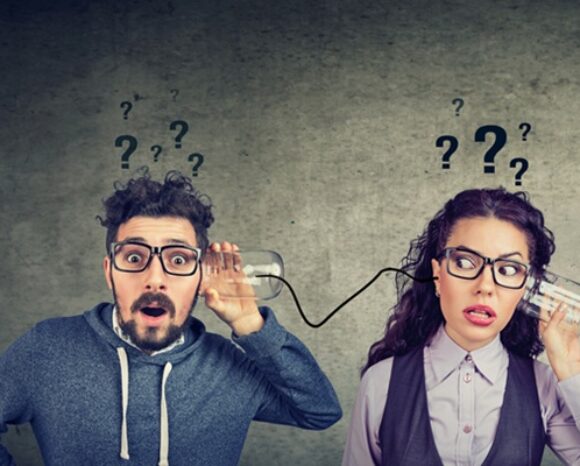 Ein Mann und eine Frau sprechen über verbundene Dosen