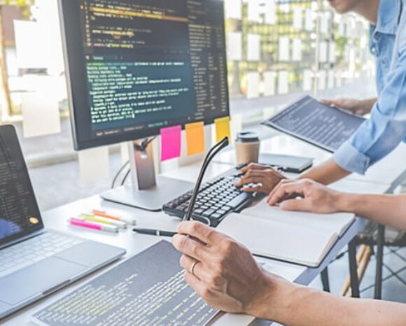 Zwei Kollegen testen am Bildschirm HR-Software