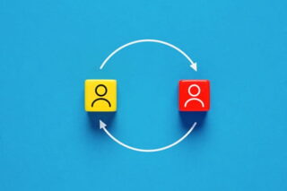 Schichtplan: Mitarbeitende, dargestellt durch kleine Personen auf Quadraten, tauschen die Schicht