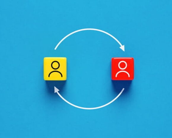 Schichtplan: Mitarbeitende, dargestellt durch kleine Personen auf Quadraten, tauschen die Schicht